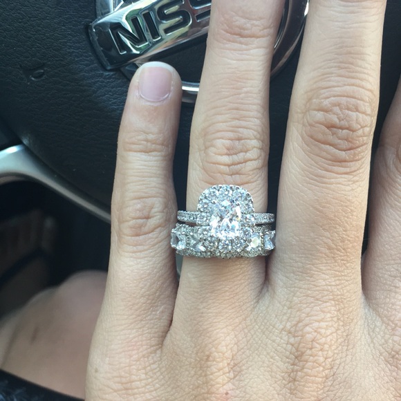 Everly Jewelry - 🎉SALE!🎉Everly “diamond” rings - wedding band set